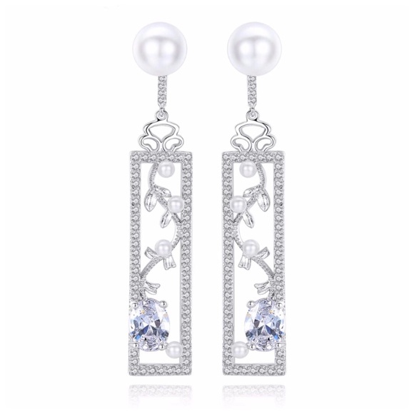 Jewelry - 🎁 Swarovski Crystals The Kylnn Floating Earrings